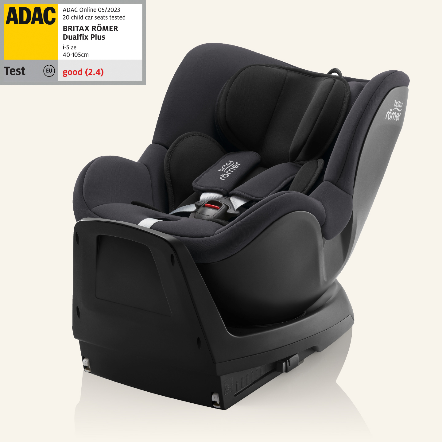Silla de coche giratoria 360&deg; Britax R&ouml;mer DUALFIX PLUS, instalada a contramarcha; junto a ella, una etiqueta de prueba ADAC con la calificaci&oacute;n buena (2,4).